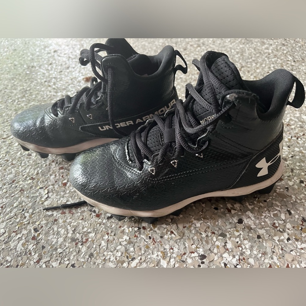 Youth high top under armour baseball/football cleats size 2 like new condition
